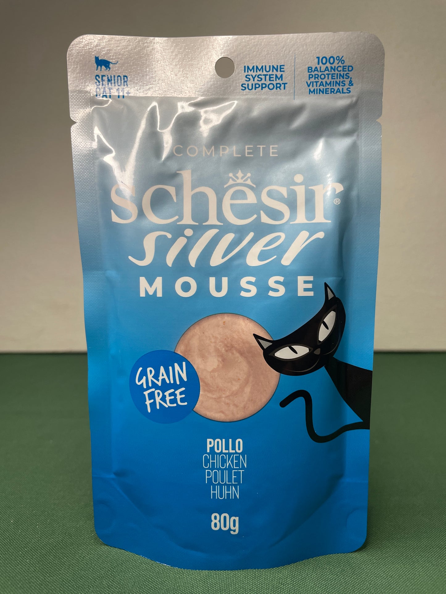 Schesir - Bustine di Umido Completo in Morbida Vellutata Senza Cereali per Gatti Anziani Silver Mousse 80g